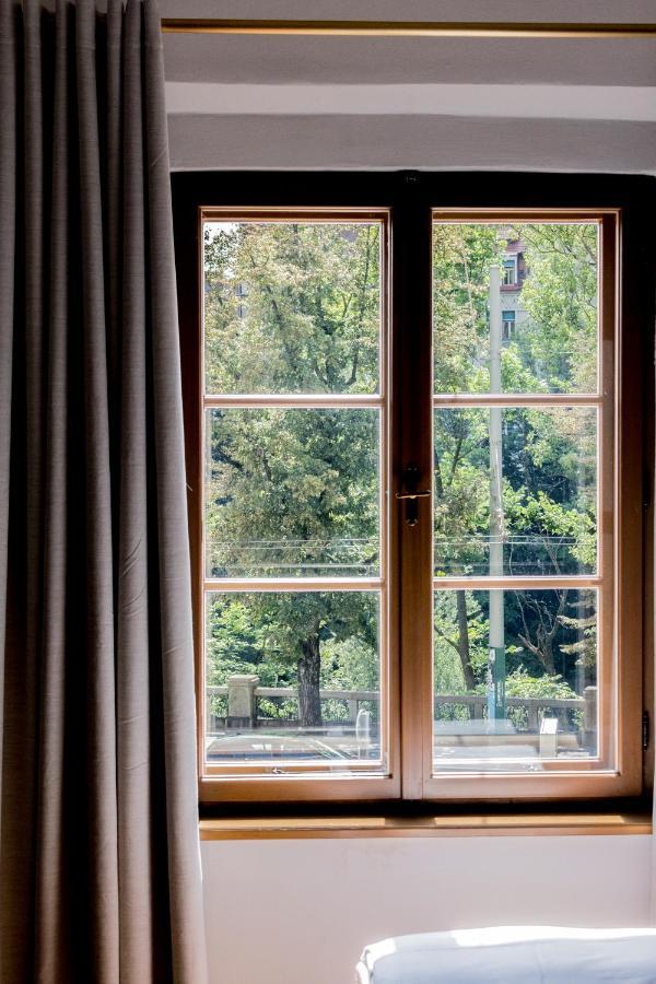 Kai 36 - Hotel Zwischen Fels Und Fluss Štýrský Hradec Exteriér fotografie A window with curtains