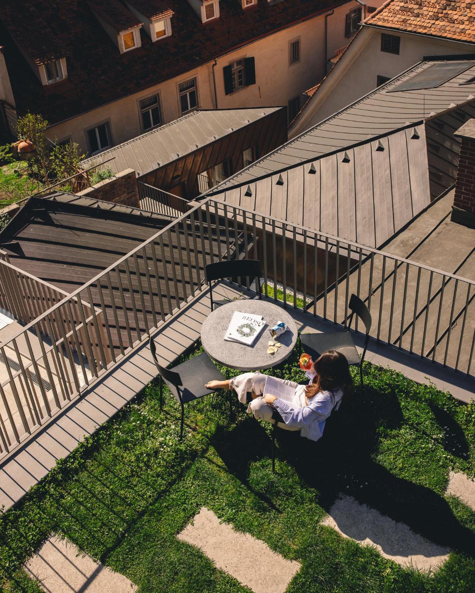 Kai 36 - Hotel Zwischen Fels Und Fluss Štýrský Hradec Exteriér fotografie A woman sitting on a balcony